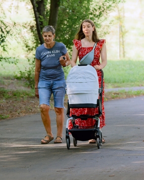 欧美街拍婴儿车遛娃图片